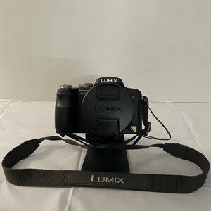 PANASONIC DMC-FZ18 WITH BATTERY CHARGER AND CASE NOT TESTED NEEDS NEW BATTERY